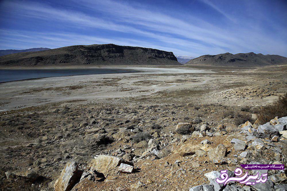 خشک شدن قسمت‌هایی از دریاچه پشت سد «درودزن» مرودشت و به وجود آمدن زمین‌های خشک در زمستان ۹۶ بیان‌گر بحران جدی بی‌آبی در این منطقه است. 