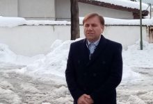 ارسلان زارع در گفتگوی زنده با خبر ۲۱ شبکه اول سیما و خبر ۲۲ شبکه خبر با بیان این مطلب اظهار داشت: در ارتفاعات بیش از دو متر و در جلگه بیش از یک متر برف باریده و همین مسئله مشکلاتی را در زیرساخت های برق و تاسیسات استان ایجاد کرده که موجب قطعی برق ۲۵۰ هزار مشترک شد. وی ادامه داد: در حال حاضر ۷۰ هزار مشترک برق دار شده اند و اکنون بخش زیادی از مردم برق‌دار هستند. استاندار گیلان با اشاره به وجود یک میلیون و ۴۷۶ هزار مشترک برق در استان گفت: قدیمی بودن و فرسودگی خطوط انتقال برق؛ مشکلاتی در مناطق سخت گذر در بخش تاسیسات برق ایجاد کرده و در حال حاضر ۱۷۸ هزار مشترک، قطعی برق دارند. زارع خاطرنشان کرد: اولویت همزمان ما بازگشایی مسیر و رهاسازی خودروهایی است که در مسیر رودبار به سراوان و رشت بوده اند و تا زمان حاضر؛ بیش از دو هزار و ۵۰۰ خودرو رهاسازی و بالغ بر ۵۰۰ نفر از در راه ماندگان نیز اسکان اضطراری داده شده اند. وی یادآور شد: اکیپ های فعال راهداری در مسیرهای ارتباطی حضور دارند و در مورد ترافیک سنگینی که در جاده امام زاده هاشم رشت گزارش شده؛ تا بامداد فردا، بازگشایی انجام شود. استاندار گیلان با اشاره به آغاز بارش برف از سه روز گذشته و از غرب استان گفت: ۵۰ شهر از ۵۲ شهر و قریب به اتفاق روستاهای استان، درگیر برف بودند؛ البته اقدامات اولیه بر اساس اطلاع رسانی صورت گرفته از قبل در لحظات ابتدایی بارش ها آغاز شد. وی افزود: مسافرانی که از قزوین به رشت می آمدند، در محور سراوان دچار مشکلاتی شدند که به تعداد زیادی از آنان کمک رسانی شد. زارع خاطرنشان کرد: بیش از ۵۰ روستا با قطع آب آشامیدنی مواجه بودند که تاکنون، آب شرب ۱۱ روستا برقرار شده است.