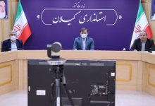 گزارش خبرگزاری فارس از رشت، ارسلان زارع امروز پس از جلسه ویدئوکنفرانس ستاد ملی مبارزه با کرونا که به ریاست رئیس‌جمهوری در جمع خبرنگاران با تأکید بر ضرورت اجرایی شدن مصوبات و تصمیمات ستاد ملی اظهار کرد: پیش‌تر در مورد ساعت فعالیت پاساژها و مراکز تجاری در ستاد استانی تصمیم‌گیری شده بود و مردم و بازاریان همکاری‌های خوبی داشتند. وی با بیان اینکه در برخی شهرها ازجمله رشت، تعطیلی‌های بازار و مراکز تجمع، حداقلی بود، افزود: اکنون‌که ستاد ملی تصمیم به تعطیلی مراکز تجاری و خرید، پاساژها، بازارچه‌ها و مراکز تجمع تجاری تا نیمه فروردین‌ماه گرفته باید این تصمیم با مدیریت فرمانداران و همکاری بازاریان و مردم، اجرایی شود. استاندار گیلان با تأکید بر باز بودن مراکز عرضه آذوقه و اقلام روزمره مردم و داروخانه‌ها بیان کرد: بسیاری از هم استانی‌ها دیدوبازدیدهای نوروزی را به حداقل رسانده و از طریق تلفن و فضای مجازی به بستگان و دوستان خود تبریک گفته‌اند ولی متأسفانه تعدادی نیز در بی‌توجهی به توصیه‌ها، در خیابان‌ها بخصوص بازارها حضور یافتند. زارع با اعلام هشدار نسبت به حضور مردم در خیابان و معابر عمومی گفت: این رفت‌وآمدها خصوصاً طی دو روز آخر سال در شهرهای استان به‌ویژه در مرکز استان و در بازارها، زمینه‌ساز بروز نگرانی‌ها در مورد انتقال این ویروس شده که ممکن است طی ۱۰ روز آینده خود را نشان دهد. وی با اشاره به گزارش‌های ارائه‌شده از تردد مسافران نوروزی طی سه روز منتهی به پایان سال و نیز آغاز سال جدید خاطرنشان کرد: میانگین این ترددها و مسافرت‌ها در سراسر کشور ۵۰ درصد مدت مشابه قبل بود که عنوان شد استان‌های شمالی کاهش بیشتری نسبت به میانگین کشوری داشته‌اند ولی شایسته است مردم، همچنان توصیه‌های بهداشتی کارشناسان را جدی بگیرند. استاندار گیلان بر لزوم توجه به ادامه ضدعفونی کردن و گندزدایی محیط‌های جغرافیایی از سوی شهرداری‌ها، دهیاری‌ها و نیروهای نظامی سپاه و ارتش تأکید کرد.