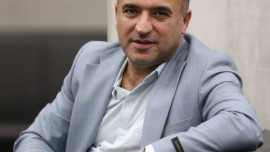 به گزارش تدبیرشرق، وحید احمدیآرا نوشت: درست در روزی که رییس جمهور بیل به دست گرفته بود و ملات بر آجر می ریخت، در شهر من، مردی با بیل جوان سوپرمارکتی محل را کشت.