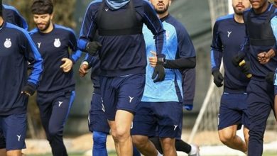 به گزارش خبرنگار ورزشی خبرگزاری تسنیم، تمرین تیم فوتبال استقلال برای آمادهسازی دیدار مقابل پرسپولیس از ساعت 13:30 امروز (سهشنبه) در کمپ مرحوم ناصر حجازی برگزار شد. * پیش از شروع تمرین، هوادار خردسالی که خواهان پیراهن سیدحسین حسینی شده بود همراه خانوادهاش در کمپ حجازی حضور یافت و دروازهبان استقلال پیراهن خود را به او تقدیم کرد. * تمرین امروز به مانند روزهای گذشته با حضور محمد نوازی برگزار شد و همچنان خبری از حضور مربیان دیگر نبود. * محمدرضا آزادی، مسعود جوما و ابوالفضل جلالی سه بازیکن مصدوم استقلال بودند که در محل تمرین حضور داشتند. آزادی و جلالی اختصاصی تمرین کردند ولی جوما به فیزیوتراپی پرداخت. حضور آزادی در دربی در تمرین فردا مشخص خواهد شد. بیشتر بخوانید ماشاریپوف به دربی میرسد * خبر خوب برای استقلالیها، حضور جلالالدین ماشاریپوف و جوئل کوجو در تمرینات گروهی بود. هر دو بازیکن پس از مدت طولانی دوری از میادین به دلیل مصدومیت به دربی خواهند رسید. تیم استقلال پنجشنبه هفته جاری در چارچوب هفته بیستویکم مسابقات فوتبال لیگ برتر باشگاههای کشور در ورزشگاه آزادی به مصاف پرسپولیس میرود. فوتبال , استقلال , فوتبال , استقلال , انتها ی پیام/