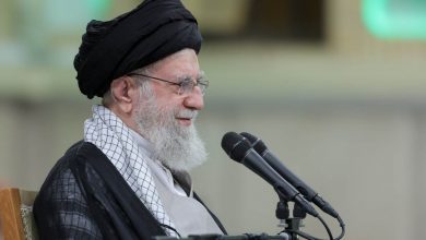 تصاویری از بازدید مقام معظم رهبری از یک نمایشگاه