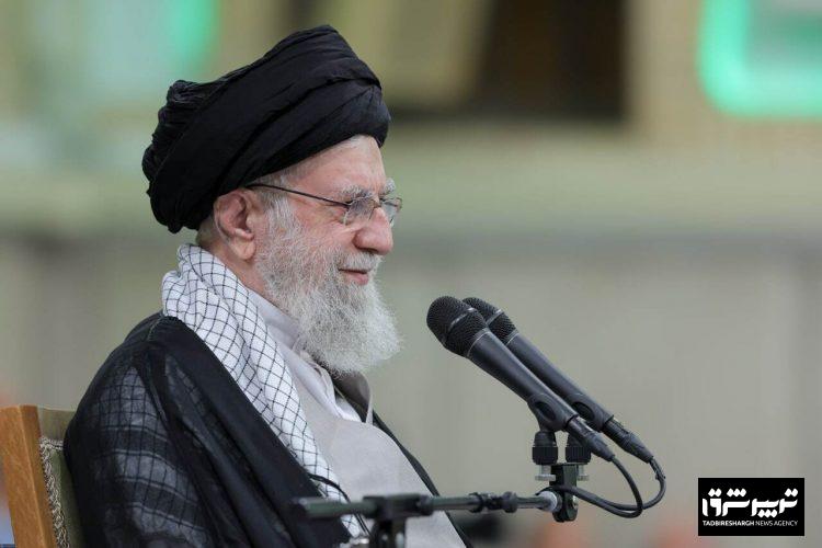 تصاویری از بازدید مقام معظم رهبری از یک نمایشگاه
