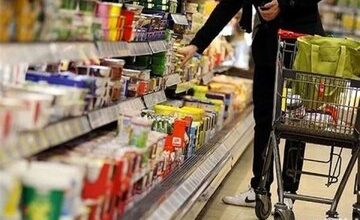 دلار ۲۳ هزار تومان ارزان شد؛ چرا کالاها گران ماندند؟/ حق‌شناس: انتظار بروز تورم منفی در ایران غیرمنطقی است