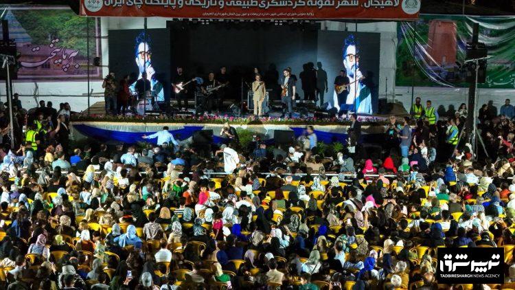 جشنواره چای با کنسرت مصطفی راغب با استقبال بیش از ۱۵ هزار نفری در جزیره استخر لاهیجان برگزار شد