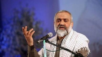 معاون هماهنگ کننده سپاه پاسداران انقلاب اسلامی در پاسخ به یاوه گویی های اخیر رئیس جمهور آمریکا بیان کرد: اگر کوچک‌ترین تعرضی به هر یک از مراجع تشیع کنید چه موفق باشد و چه ناموفق، یک کارگزار آمریکایی از این منطقه زنده بیرون نخواهد رفت و همه دیپلمات‌ها و نظامیان و کارمندان آمریکایی در منطقه اگر کشته نشوند اسیر خواهند شد. به گزارش خبرگزاری خبرآنلاین، سردار نقدی در پاسخ به یاوه گویی های اخیر ترامپ اورا فردی کودن و احمق دانست و عنوان کرد: دونالد ترامپ به خاطر همین حماقت معنی پیام آیت الله العظمی سیستانی را نفهمید و تهدیدات ابلهانه خود را تکرار می‌کند. بنابر روایت ایسنا، وی در ادامه افزود: تفسیر دقیق این پیام را به او ابلاغ می‌کنم: یا دونالد ترامپ اسمع، افهم. اگر کوچک‌ترین تعرضی به هر یک از مراجع تشیع کنید چه موفق باشد و چه ناموفق، یک کارگزار آمریکایی از این منطقه زنده بیرون نخواهد رفت و همه دیپلمات‌ها و نظامیان و کارمندان آمریکایی در منطقه اگر کشته نشوند اسیر خواهند شد. تکرار این تهدیدات ابلهانه هم حتی اگر با عمل توأم نباشد بی پاسخ نخواهد ماند. خفه شو و سر جایت بنشین بی‌ادب.