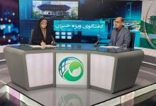 استاندار گیلان با انتقاد از واردات برنج در زمان برداشت محصول، این اقدام را ظلم به کشاورزان دانست و گفت: موضوع به رئیس‌جمهور، سران قوا و وزیر جهاد کشاورزی منتقل شده است. وی همچنین به افتتاح ده‌ها پروژه عمرانی، صنعتی، کشاورزی و گردشگری در هفته دولت اشاره کرد و از عزم دولت برای توسعه زیرساخت‌های گیلان خبر داد. به گزارش روابط عمومی استانداری گیلان؛ هادی حق‌شناس شامگاه یکشنبه در برنامه گفت‌وگوی ویژه خبری سیمای مرکز گیلان با بیان اینکه هفته دولت و دهه فجر دو بدعت مبارک پس از پیروزی انقلاب اسلامی هستند، اظهار کرد: در هفت دولت سال گذشته حدود سه هزار میلیارد تومان پروژه توسط بخش خصوصی به بهره‌برداری رسید و امسال این رقم بیش از چهار برابر افزایش یافته است. لایروبی ۹ هزار هکتار از آب‌بندان های گیلان استاندار گیلان به سفر اخیر وزیر جهاد کشاورزی به استان اشاره کرد و گفت: گیلان دارای ۹ هزار هکتار آب‌بندان است که ظرفیت ذخیره‌سازی آب شرب و کشاورزی دارند و با دستور وزیر جهاد کشاورزی، لایروبی و بهره‌برداری از این ظرفیت بزرگ در دستور کار قرار گرفته است. وی با اشاره به ظرفیت بی‌نظیر زیتون رودبار در سطح بین‌المللی تصریح کرد: رودبار به عنوان یکی از چهار منطقه شاخص جهان در شورای بین‌المللی زیتون معرفی شده و اکنون برنامه‌ریزی برای افزایش ارقام این محصول از ۳۰ رقم به ۳۰۰ رقم در حال انجام است. ضرورت نوسازی شالیکوبی های استان در راستای افزایش بهره وری کشاورزی حق‌شناس با اشاره به ظرفیت برنج گیلان گفت: تنها ۳۰ درصد از شالیکوبی های استان نوسازی شده‌اند، در حالی که واحدهای جدید کیفیت محصول را تا ۹۲ درصد ارتقا داده‌اند. استاندار با اشاره به سفر چند روز اخیر وزیر میراث فرهنگی، صنایع دستی و گردشگری به گیلان، افزود: ثبت جهانی صنایع دستی قاسم‌آباد رودسر و حمایت از بانوان بافنده و ایجاد بازارچه عرضه محصولات از مصوبات مهم این سفر بود. وی با اشاره به افتتاح مجموعه پذیرایی بزرگ «فانوس» و چند طرح بوم‌گردی گفت: بهره برداری از مجموعه بوم گردی و گردشگری «شالیزه» در وسعت ۷ هکتار با امکاناتی چون دریاچه مصنوعی و اسب‌سواری به عنوان یک نمونه موفق طرح بوم گردی در کشور از دیگر برنامه های سفر وزیر میراث فرهنگی به گیلان بود. حق‌شناس تأکید کرد: گیلان جزو سه استان برتر کشور از نظر ظرفیت اقامتی است؛ اکنون ۵۰ هزار تخت ظرفیت اقامتی استان است و با بهره برداری از ۱۳ هتل چهار و پنج‌ستاره در حال ساخت، ظرفیت اقامتی استان، افزایش چشمگیری خواهد داشت. افزایش ۴ برابری پروژه های بخش خصوصی نسبت به سال گذشته وی با اشاره به بازگشت چند واحد نیمه‌تعطیل صنعتی به چرخه تولید اظهار کرد: در شهر صنعتی رشت بیش از ۲۰ هزار کارگر مشغول به کار هستند و اخیراً کوره سوم فولاد به مدار تولید بازگشته است. همچنین مذاکرات با یک خودروساز بزرگ برای استقرار در شهر صنعتی سفیدرود آغاز شده و ۵۰ هکتار زمین برای این طرح اختصاص یافته است. استاندار گیلان گفت: در هفته دولت امسال نزدیک به ۱۳ هزار میلیارد تومان پروژه صنعتی و گردشگری در استان به بهره‌برداری می‌رسد که نسبت به پروژه های مشابه هفته دولت سال قبل حدود ۴ برابر افزایش داشته است. وی همچنین از افتتاح سردخانه بزرگ کیوی در آستارا خبر داد و افزود: پیشنهاد داده‌ایم در راستای بهبود روند صادرات کیوی، زمان صادرات رسمی این محصول با ارزش از یک مهر به ۱۵ شهریور تغییر یابد. با توسعه زیرساخت های ارتباطی، گیلان به کانون مبادلات منطقه ای تبدیل می شود حق‌شناس با اشاره به افتتاح مسیر دسترسی پل مرزی آستاراچای، بارگیری نخستین کشتی صادراتی در بندر آستارا و ورود محموله‌های کالایی از ترکیه به ترکمنستان از طریق ریل انزلی، تصریح کرد: این روند گیلان را به کانون مبادلات منطقه‌ای تبدیل می‌کند. وی افزود: پروژه راه‌آهن رشت ـ آستارا به طول ۱۶۰ کیلومتر به صورت پل اجرا می‌شود و تاکنون ۶۰ کیلومتر آن آزادسازی شده است. استاندار گیلان با اشاره به اقدامات خوب صورت پذیرفته در راستای افزایش چشمگیر پروازهای داخلی و خارجی فرودگاه سردار جنگل رشت ، گفت: این فرودگاه طی سه سال گذشته از رتبه ۱۸ به رتبه هشتم ارتقا یافته و از ۱۶ شهریور پرواز مستقیم به مسکو برقرار می‌شود. مذاکراتی نیز برای پرواز به باکو، استانبول، دبی و مسقط انجام شده است که در صورت اجرایی شدن این پروازها، شاهد رونق و رشد چشمگیر صنعت گردشگری در استان خواهیم بود. وی با اشاره به مشکلات تأمین مالی و پایین بودن نسبت تسهیلات به سپرده‌ها در گیلان اظهار کرد: این موضوع مانع اجرای طرح‌های مسکن، صنعت و کشاورزی شده و باید بانک‌ها به تعهدات خود عمل کنند. حق‌شناس با انتقاد از سیاست واردات برنج در زمان برداشت گفت: وقتی واردات خودرو با تعرفه‌های سنگین مدیریت می‌شود، نباید برنج با تعرفه نزدیک به صفر و ارز دولتی وارد شود. این موضوع ظلم به کشاورزان است و به رئیس‌جمهور، سران قوا و وزیر جهاد کشاورزی منتقل شده است. وی خاطرنشان کرد: با وجود محدودیت‌های مالی و تحریم‌ها، در هفته دولت امسال نزدیک به ۲۰ هزار میلیارد تومان پروژه در بخش‌های مختلف به بهره‌برداری می رسد و امیدواریم در دهه فجر نیز شاهد اتفاقات بزرگ دیگری در گیلان باشیم.