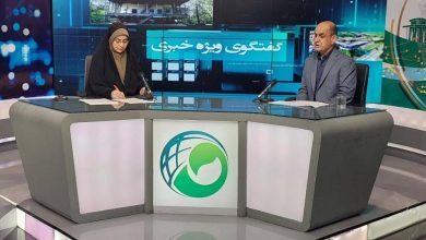 استاندار گیلان با انتقاد از واردات برنج در زمان برداشت محصول، این اقدام را ظلم به کشاورزان دانست و گفت: موضوع به رئیسجمهور، سران قوا و وزیر جهاد کشاورزی منتقل شده است. وی همچنین به افتتاح دهها پروژه عمرانی، صنعتی، کشاورزی و گردشگری در هفته دولت اشاره کرد و از عزم دولت برای توسعه زیرساختهای گیلان خبر داد. به گزارش روابط عمومی استانداری گیلان؛ هادی حقشناس شامگاه یکشنبه در برنامه گفتوگوی ویژه خبری سیمای مرکز گیلان با بیان اینکه هفته دولت و دهه فجر دو بدعت مبارک پس از پیروزی انقلاب اسلامی هستند، اظهار کرد: در هفت دولت سال گذشته حدود سه هزار میلیارد تومان پروژه توسط بخش خصوصی به بهرهبرداری رسید و امسال این رقم بیش از چهار برابر افزایش یافته است. لایروبی ۹ هزار هکتار از آببندان های گیلان استاندار گیلان به سفر اخیر وزیر جهاد کشاورزی به استان اشاره کرد و گفت: گیلان دارای ۹ هزار هکتار آببندان است که ظرفیت ذخیرهسازی آب شرب و کشاورزی دارند و با دستور وزیر جهاد کشاورزی، لایروبی و بهرهبرداری از این ظرفیت بزرگ در دستور کار قرار گرفته است. وی با اشاره به ظرفیت بینظیر زیتون رودبار در سطح بینالمللی تصریح کرد: رودبار به عنوان یکی از چهار منطقه شاخص جهان در شورای بینالمللی زیتون معرفی شده و اکنون برنامهریزی برای افزایش ارقام این محصول از ۳۰ رقم به ۳۰۰ رقم در حال انجام است. ضرورت نوسازی شالیکوبی های استان در راستای افزایش بهره وری کشاورزی حقشناس با اشاره به ظرفیت برنج گیلان گفت: تنها ۳۰ درصد از شالیکوبی های استان نوسازی شدهاند، در حالی که واحدهای جدید کیفیت محصول را تا ۹۲ درصد ارتقا دادهاند. استاندار با اشاره به سفر چند روز اخیر وزیر میراث فرهنگی، صنایع دستی و گردشگری به گیلان، افزود: ثبت جهانی صنایع دستی قاسمآباد رودسر و حمایت از بانوان بافنده و ایجاد بازارچه عرضه محصولات از مصوبات مهم این سفر بود. وی با اشاره به افتتاح مجموعه پذیرایی بزرگ «فانوس» و چند طرح بومگردی گفت: بهره برداری از مجموعه بوم گردی و گردشگری «شالیزه» در وسعت ۷ هکتار با امکاناتی چون دریاچه مصنوعی و اسبسواری به عنوان یک نمونه موفق طرح بوم گردی در کشور از دیگر برنامه های سفر وزیر میراث فرهنگی به گیلان بود. حقشناس تأکید کرد: گیلان جزو سه استان برتر کشور از نظر ظرفیت اقامتی است؛ اکنون ۵۰ هزار تخت ظرفیت اقامتی استان است و با بهره برداری از ۱۳ هتل چهار و پنجستاره در حال ساخت، ظرفیت اقامتی استان، افزایش چشمگیری خواهد داشت. افزایش ۴ برابری پروژه های بخش خصوصی نسبت به سال گذشته وی با اشاره به بازگشت چند واحد نیمهتعطیل صنعتی به چرخه تولید اظهار کرد: در شهر صنعتی رشت بیش از ۲۰ هزار کارگر مشغول به کار هستند و اخیراً کوره سوم فولاد به مدار تولید بازگشته است. همچنین مذاکرات با یک خودروساز بزرگ برای استقرار در شهر صنعتی سفیدرود آغاز شده و ۵۰ هکتار زمین برای این طرح اختصاص یافته است. استاندار گیلان گفت: در هفته دولت امسال نزدیک به ۱۳ هزار میلیارد تومان پروژه صنعتی و گردشگری در استان به بهرهبرداری میرسد که نسبت به پروژه های مشابه هفته دولت سال قبل حدود ۴ برابر افزایش داشته است. وی همچنین از افتتاح سردخانه بزرگ کیوی در آستارا خبر داد و افزود: پیشنهاد دادهایم در راستای بهبود روند صادرات کیوی، زمان صادرات رسمی این محصول با ارزش از یک مهر به ۱۵ شهریور تغییر یابد. با توسعه زیرساخت های ارتباطی، گیلان به کانون مبادلات منطقه ای تبدیل می شود حقشناس با اشاره به افتتاح مسیر دسترسی پل مرزی آستاراچای، بارگیری نخستین کشتی صادراتی در بندر آستارا و ورود محمولههای کالایی از ترکیه به ترکمنستان از طریق ریل انزلی، تصریح کرد: این روند گیلان را به کانون مبادلات منطقهای تبدیل میکند. وی افزود: پروژه راهآهن رشت ـ آستارا به طول ۱۶۰ کیلومتر به صورت پل اجرا میشود و تاکنون ۶۰ کیلومتر آن آزادسازی شده است. استاندار گیلان با اشاره به اقدامات خوب صورت پذیرفته در راستای افزایش چشمگیر پروازهای داخلی و خارجی فرودگاه سردار جنگل رشت ، گفت: این فرودگاه طی سه سال گذشته از رتبه ۱۸ به رتبه هشتم ارتقا یافته و از ۱۶ شهریور پرواز مستقیم به مسکو برقرار میشود. مذاکراتی نیز برای پرواز به باکو، استانبول، دبی و مسقط انجام شده است که در صورت اجرایی شدن این پروازها، شاهد رونق و رشد چشمگیر صنعت گردشگری در استان خواهیم بود. وی با اشاره به مشکلات تأمین مالی و پایین بودن نسبت تسهیلات به سپردهها در گیلان اظهار کرد: این موضوع مانع اجرای طرحهای مسکن، صنعت و کشاورزی شده و باید بانکها به تعهدات خود عمل کنند. حقشناس با انتقاد از سیاست واردات برنج در زمان برداشت گفت: وقتی واردات خودرو با تعرفههای سنگین مدیریت میشود، نباید برنج با تعرفه نزدیک به صفر و ارز دولتی وارد شود. این موضوع ظلم به کشاورزان است و به رئیسجمهور، سران قوا و وزیر جهاد کشاورزی منتقل شده است. وی خاطرنشان کرد: با وجود محدودیتهای مالی و تحریمها، در هفته دولت امسال نزدیک به ۲۰ هزار میلیارد تومان پروژه در بخشهای مختلف به بهرهبرداری می رسد و امیدواریم در دهه فجر نیز شاهد اتفاقات بزرگ دیگری در گیلان باشیم.