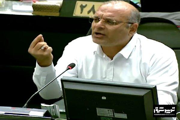 لک علی‌آبادی: برخی از سیاسیون از «مکانیسم ماشه» هم ماشه‌تر شده‌اند