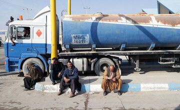 طالبان هم محصول ما را رد کرد!/ ادعای عجیب طالبان درباره کیفیت سوخت ایران؛ ماجرای معطلی صدها تانکر در مرز افغانستان چیست؟
