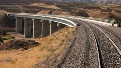 رییس دبیر خانه توسعه دریا محور گفت: اگرچه مذاکرات با روسیه برای تأمین فاینانس پروژه راه آهن رشت - آستارا انجام شده، اما در صورت بروز محدودیتهای ناشی از مکانیسم ماشه، دولت مصمم است اجرای این خط ریلی را از منابع داخلی تأمین کند.