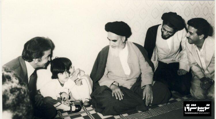 عکس/ لاله و لادن ۶ ساله در کنار امام خمینی؛ سال ۱۳۵۸