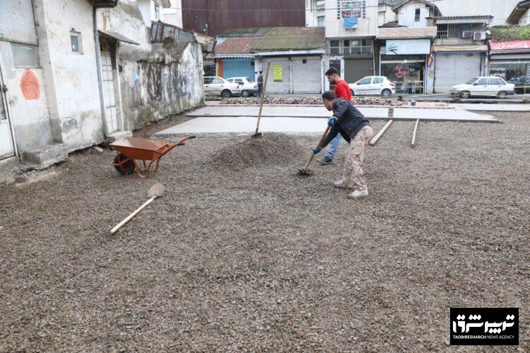 شهردار لاهیجان از آغاز عملیات کف سازی محلات خمیرکلایه و شعربافان خبر داد