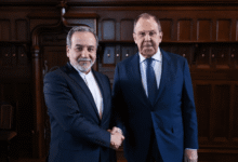 خبرگزاری تاس از تماس تلفنی بین وزرای خارجه ایران و روسیه خبر داد. براساس این گزارش، سرگئی لاوروف وزیر خارجه روسیه و عباس عراقچی وزیر خارجه ایران روز جمعه درباره مساله هسته ای به تبادل نظر پرداختند.