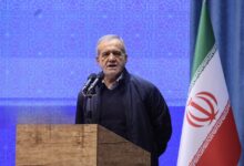 پزشکیان با اشاره به همت و تلاش ورزشکاران جانباز و توان‌یاب، ادامه داد: شما در مقابل مشکلات تسلیم نشدید، ما نیز با وجود همه گرفتاری‌ها، مشکلات و زخم‌هایی که بر پیکر جامعه وارد شده است، وظیفه ما ترمیم این زخم‌هاست ما باید زخم‌های جامعه را ترمیم کنیم، ما یک ملت و کشور هستیم، ما باید با هم ید واحده شویم و درمقابل سختی‌ها بایستیم، باید اختلافات و مشکلات را کنار بگذاریم و بر زخم‌های جامعه مرهم بگذاریم.