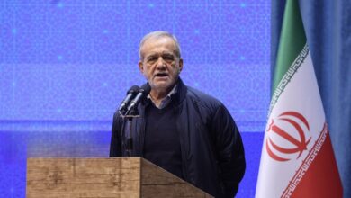 پزشکیان با اشاره به همت و تلاش ورزشکاران جانباز و توانیاب، ادامه داد: شما در مقابل مشکلات تسلیم نشدید، ما نیز با وجود همه گرفتاریها، مشکلات و زخمهایی که بر پیکر جامعه وارد شده است، وظیفه ما ترمیم این زخمهاست ما باید زخمهای جامعه را ترمیم کنیم، ما یک ملت و کشور هستیم، ما باید با هم ید واحده شویم و درمقابل سختیها بایستیم، باید اختلافات و مشکلات را کنار بگذاریم و بر زخمهای جامعه مرهم بگذاریم.