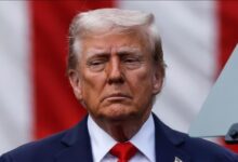 اگر مجبور به شرط‌بندی باشم، پیش‌بینی می‌کنم یک «توافق چارچوبی» امضا خواهد شد: کاهش غنی‌سازی، انتقال نمادین بخشی از مواد، سازوکار نظارتی که چشمگیر به نظر می‌رسد اما فاقد ضمانت اجراست. عراقچی با ویتکاف دست می‌دهد. ترامپ اعلام می‌کند به آنچه اوباما هرگز نتوانست دست یابد، رسیده است؛ ایران اعلام می‌کند چیزی واگذار نکرده است: هر دو درست خواهند گفت. ظرف چند ماه، به‌طور بی‌سروصدا، زیرساخت‌ها بازسازی می‌شوند.