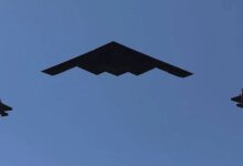 بمب‌افکن B-2 Spirit یکی از گران‌قیمت‌ترین هواپیماهای نظامی جهان است که برای نفوذ پنهان در دفاع‌های دشمن طراحی شده، نه‌تنها قیمت سرسام‌آوری دارد بلکه هر ساعت پرواز آن نیز هزینه عظیمی روی دست نیروی هوایی آمریکا می‌گذارد.