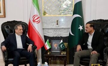 آغاز دیدار عراقچی با فرمانده ارتش پاکستان